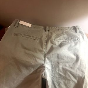 Light green slouchy chinos, roll bottom, l